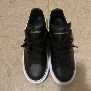 ALEXANDER MCQUEENS SIZE 8